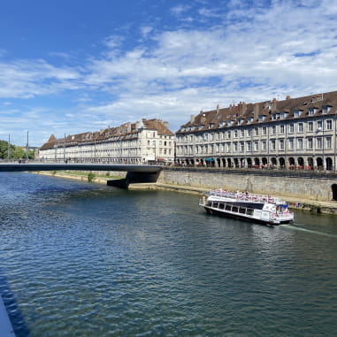 Bateau Le Battant devant le quai Vauban