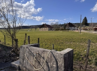 Aire de camping-cars - La Ferme des Ravières - ORCHAMPS-VENNES