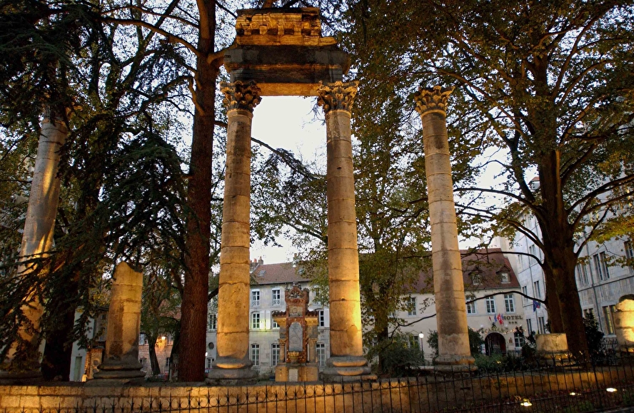 Besançon, capitale de la Doubs Montagnes du Jura Besançon, capitale de la Doubs Montagnes du Jura