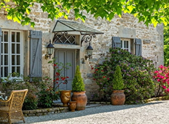A l'Ombre du Château : Gîte des Baumes du Verneau - NANS-SOUS-SAINTE-ANNE