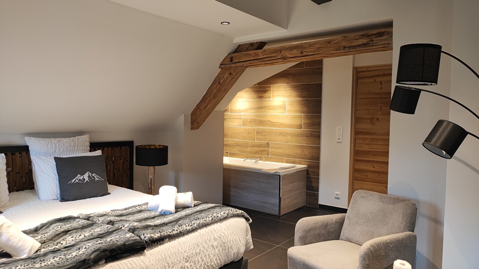 Géraniums et Neige Fraiche - Suite Bellevue de Haut Standing - Baignoire balnéothérapie massante privatif