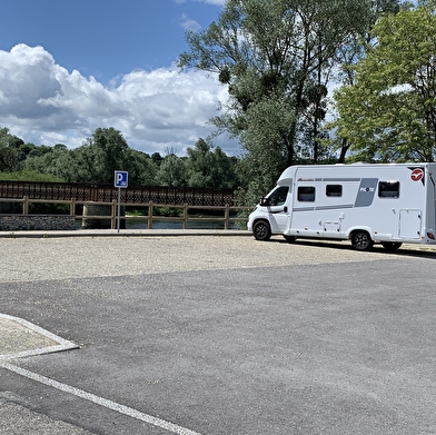 Aire de camping-cars au bord du Doubs