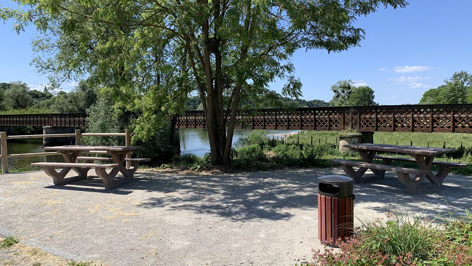 Aire de camping-cars au bord du Doubs